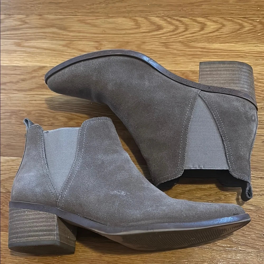 DV by Dolce Vita zipporah Brown Chelsea Ankle Boots with Elastic Panels - Picture 2 of 3